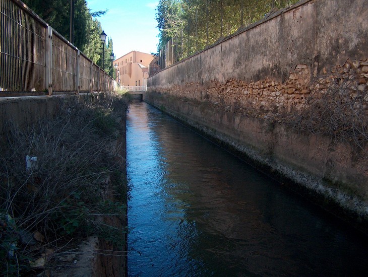 Canal principal de la Real Acequia de Moncada a su paso por la Fábrica de la Seda de Vinalesa